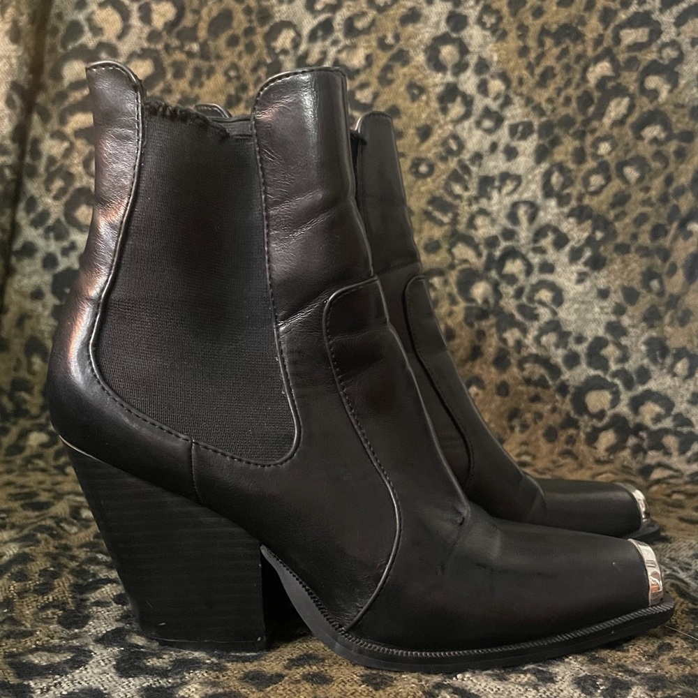 Heeled Chelsea Boots with silver tips